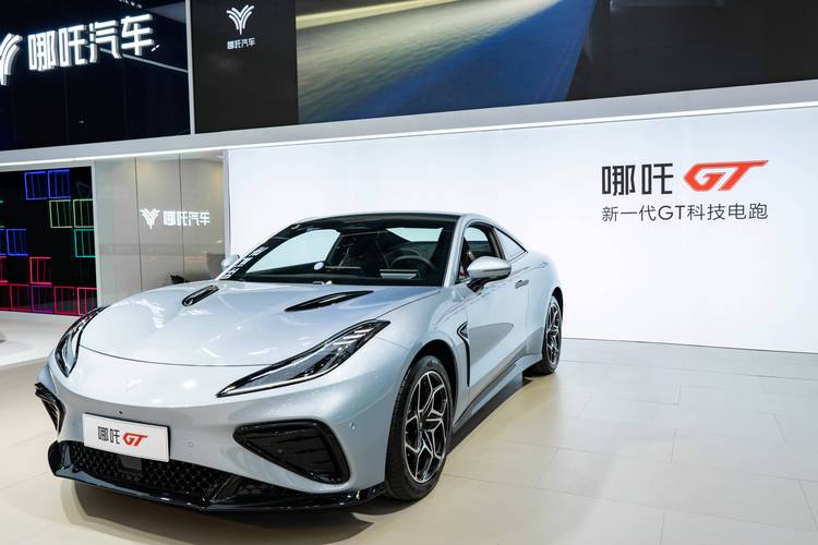 重庆249哪吒汽车在智能汽车领域的表现，领途汽车在新能源汽车市场中的影响力